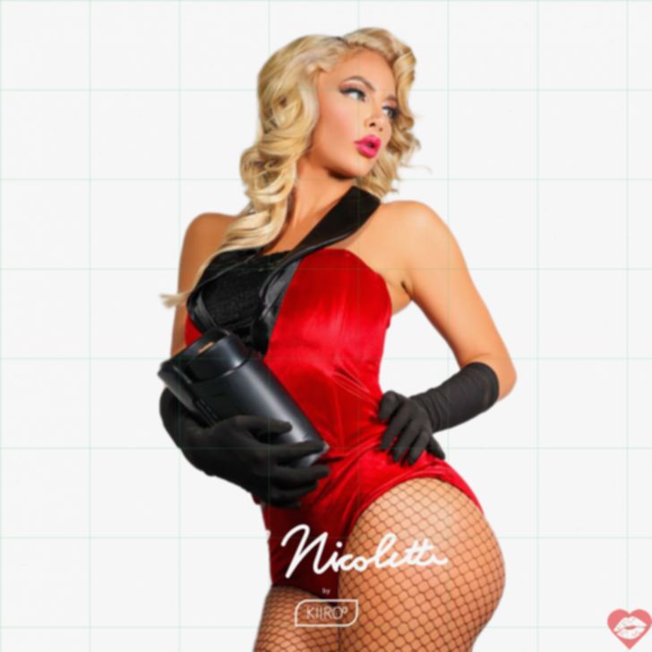 Stroker Nicolette FeelStars ôm bóp như sao phim nóng 